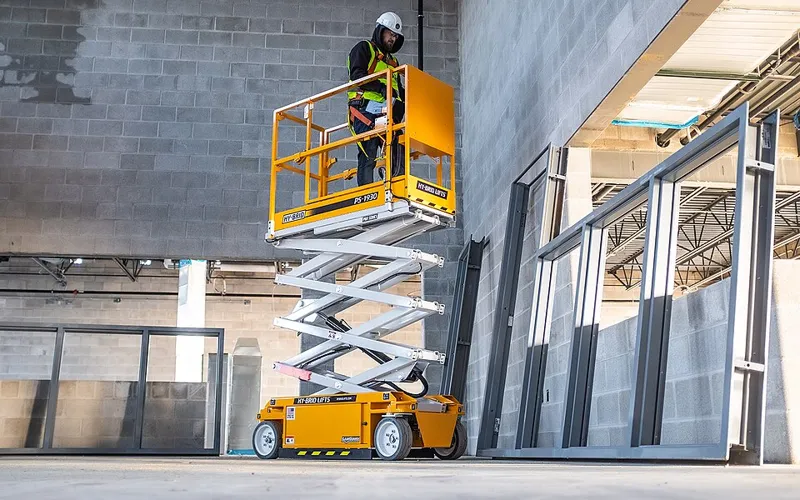 Operador de plataforma elevatória tesoura