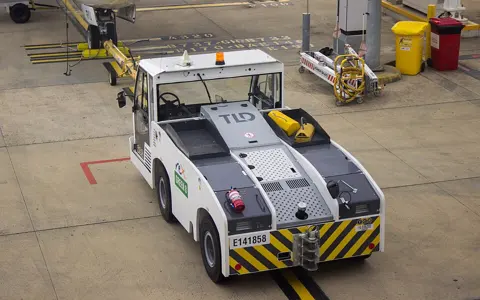 Operador de reboque de aeronaves (pushback)