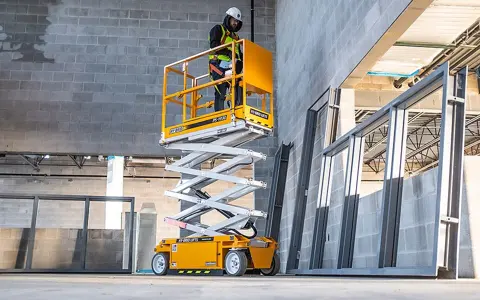 Operador de plataforma elevatória tesoura